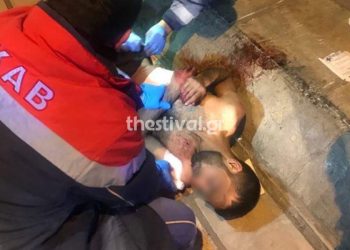 Σοκαριστικές εικόνες: Τον μαχαίρωσαν στο κέντρο της Θεσσαλονίκης για 50 ευρώ