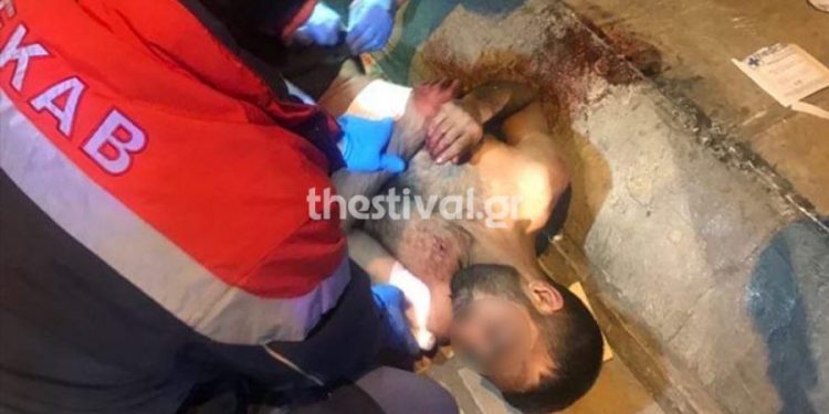 Alldaynews.gr Σοκαριστικές εικόνες: Τον μαχαίρωσαν στο κέντρο της Θεσσαλονίκης για 50 ευρώ