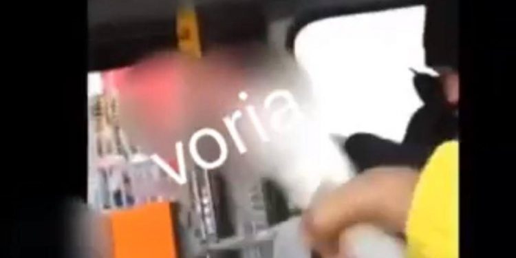 «Ρε μέσα στο σκουπιδοτενεκέ θα σε έβαζα»: Ρατσιστική επίθεση ελεγκτή του ΟΑΣΘ σε αλλοδαπό επιβάτη (vid)