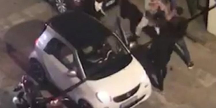 Επεσαν μπουνιές στην Πάτρα! Αγριο ξύλο(photo)