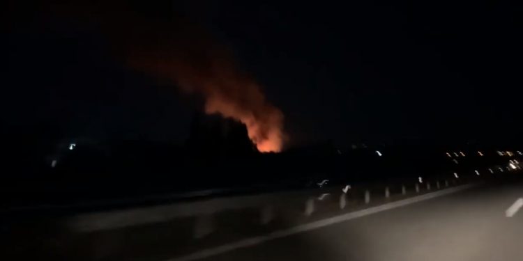 Alldaynews.gr Μεγάλη φωτιά τα ξημερώματα σε εργοστάσιο ανακύκλωσης (video)