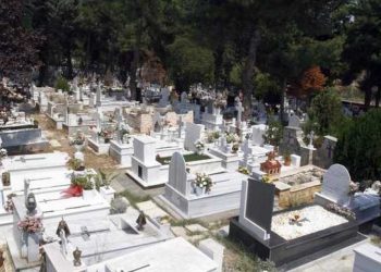 Alldaynews.gr Οργή για τους μαθητές που ξέθαψαν γυναίκα σε νεκροταφείο!