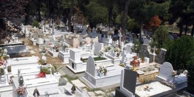 Alldaynews.gr Οργή για τους μαθητές που ξέθαψαν γυναίκα σε νεκροταφείο!
