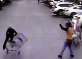 Με ένα καρότσι σούπερ μάρκετ βγάζει νοκ άουτ τον ληστή! (video)