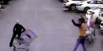 Alldaynews.gr Με ένα καρότσι σούπερ μάρκετ βγάζει νοκ άουτ τον ληστή! (video)