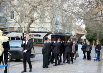 Σε λαϊκό προσκύνημα ο Κώστας Βουτσάς[photos]