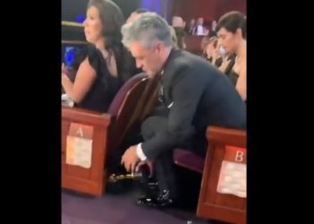 Βραβεία Όσκαρ: Ο Taika Waititi προσπαθεί να “βολέψει” το βραβείο του και γίνεται viral (video)