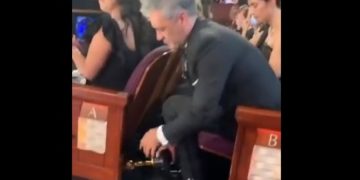 Βραβεία Όσκαρ: Ο Taika Waititi προσπαθεί να “βολέψει” το βραβείο του και γίνεται viral (video)