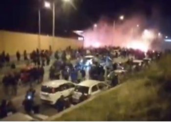 Μυτιλήνη: Επεισόδια στο στρατόπεδο Κυριαζή όπου βρίσκονται οι άνδρες των ΜΑΤ (vid)