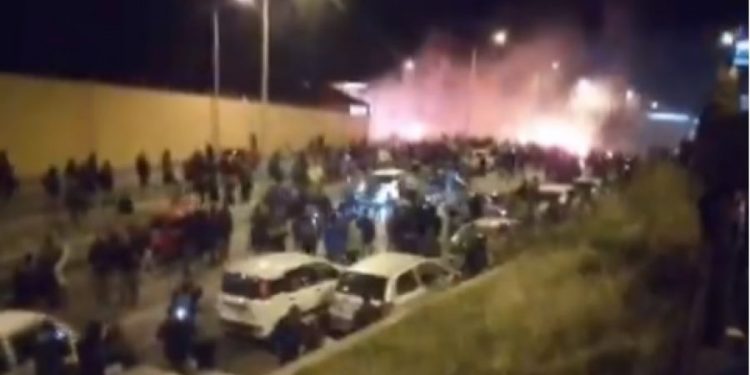 Alldaynews.gr Μυτιλήνη: Επεισόδια στο στρατόπεδο Κυριαζή όπου βρίσκονται οι άνδρες των ΜΑΤ (vid)