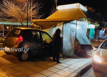Αυτοκίνητο εκτός ελέγχου κατέληξε σε περίπτερο – Σώα η οδηγός (pics)