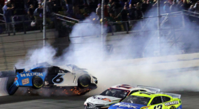 Alldaynews.gr Βίντεο: Σοκαριστικό ατύχημα στην πίστα Daytona 500 – Σε σοβαρή κατάσταση ο πιλότος