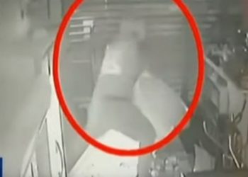 VIDEO ντοκουμέντο: Διαρρήκτης ρημάζει μίνι μάρκετ στη Θεσσαλονίκη και αρπάζει τον κουμπαρά με τα φιλοδωρήματα
