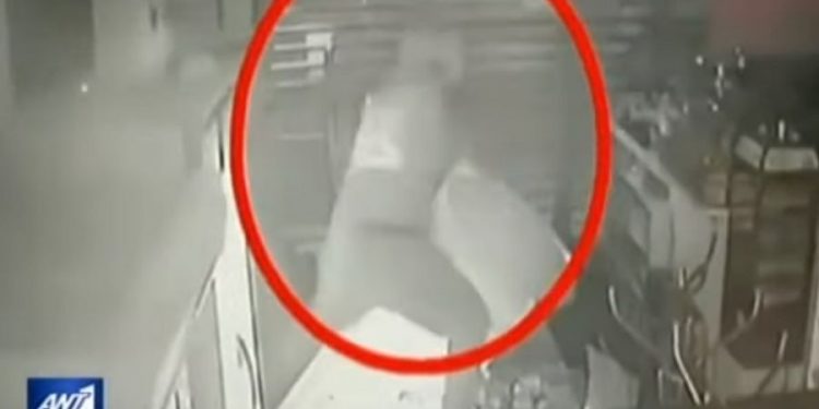 Alldaynews.gr VIDEO ντοκουμέντο: Διαρρήκτης ρημάζει μίνι μάρκετ στη Θεσσαλονίκη και αρπάζει τον κουμπαρά με τα φιλοδωρήματα