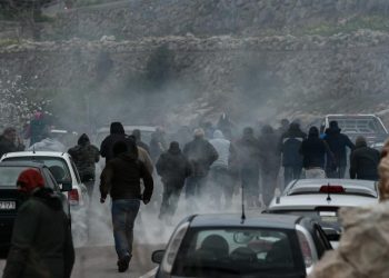 «Εμπόλεμη ζώνη» το λιμάνι της Χίου – Επίθεση των ΜΑΤ κατά την αποχώρησή τους (vid, pics)