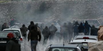 «Εμπόλεμη ζώνη» το λιμάνι της Χίου – Επίθεση των ΜΑΤ κατά την αποχώρησή τους (vid, pics)