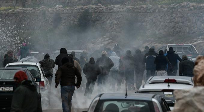 «Εμπόλεμη ζώνη» το λιμάνι της Χίου – Επίθεση των ΜΑΤ κατά την αποχώρησή τους (vid, pics)