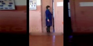 Alldaynews.gr Μαθητής επιτέθηκε με γροθιές σε καθηγήτρια που του τράβηξε την καρέκλα (Video)