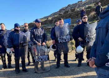 Εντάσεις μεταξύ κατοίκων και διμοιρίας ΜΑΤ στην Τήνο για το αιολικό πάρκο (pics)