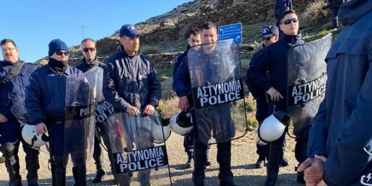 Alldaynews.gr Εντάσεις μεταξύ κατοίκων και διμοιρίας ΜΑΤ στην Τήνο για το αιολικό πάρκο (pics)