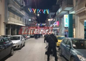 Πάτρα: Επεισόδια και συγκρούσεις με αστυνομικούς – Πέταξαν πέτρες και έσπασαν αυτοκίνητο (pics, video)