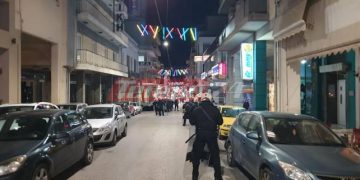 Πάτρα: Επεισόδια και συγκρούσεις με αστυνομικούς – Πέταξαν πέτρες και έσπασαν αυτοκίνητο (pics, video)