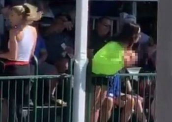 Γυναίκα δείχνει το στήθος της σε αγώνα γκολφ και αφήνει άναυδους τους παίκτες (video)