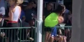 Γυναίκα δείχνει το στήθος της σε αγώνα γκολφ και αφήνει άναυδους τους παίκτες (video)