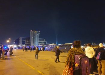 Συμβαίνει τώρα: Ισχυρές δυνάμεις των ΜΑΤ μέσα στο Blue Star Naxos