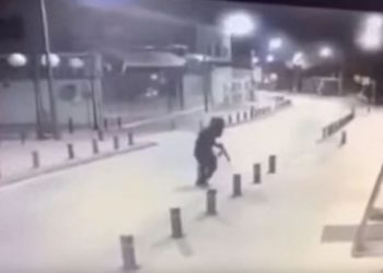 Κύπρος: Η στιγμή που ένοπλος “γαζώνει” καφετέρια (video)
