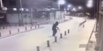 Alldaynews.gr Κύπρος: Η στιγμή που ένοπλος “γαζώνει” καφετέρια (video)