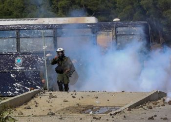 Έπρεπε να γίνουν τα νησιά εμπόλεμη ζώνη για να ανακαλέσει τα ΜΑΤ ο κ. Μητσοτάκης; Αποσύρονται οι δυνάμεις των ΜΑΤ από Λέσβο και Χίο