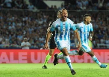 Τρώει μπανάνα, εκτελώντας φάουλ και γίνεται “ήρωας” με το γκολ-νίκη ενώ έπαιζαν με 9