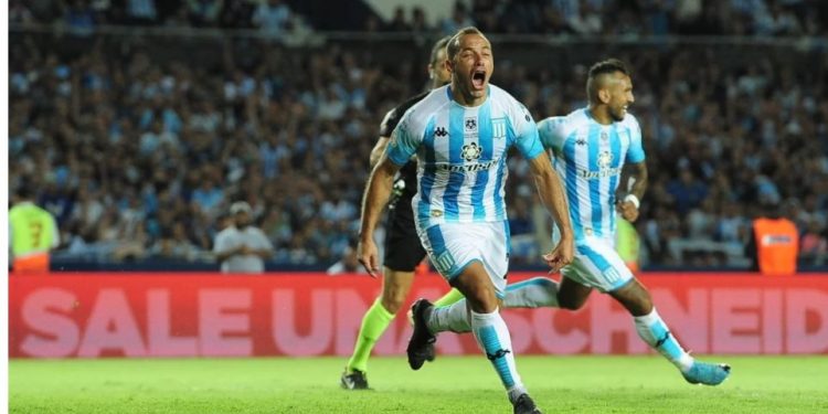 Alldaynews.gr Τρώει μπανάνα, εκτελώντας φάουλ και γίνεται “ήρωας” με το γκολ-νίκη ενώ έπαιζαν με 9