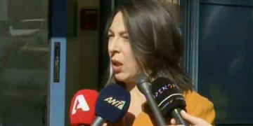 Alldaynews.gr Αλίκη Κατσαβού για Κώστα Βουτσά: “Δεν έχω καμία δύναμη. Ο Φοίβος ψάχνει τον πατέρα του”