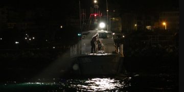 Φωτιά σε σκάφος στην Μύκονο-Την έσβησαν με πυροσβεστήρες άνδρες του Λιμενικού