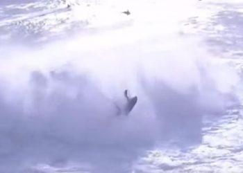 Τρομακτικό ατύχημα για σέρφερ: Η στιγμή που κύμα-γίγας τον «εκτόξευσε» από τζετ σκι