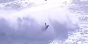 Alldaynews.gr Τρομακτικό ατύχημα για σέρφερ: Η στιγμή που κύμα-γίγας τον «εκτόξευσε» από τζετ σκι
