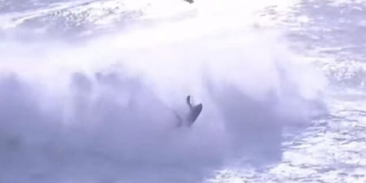 Alldaynews.gr Τρομακτικό ατύχημα για σέρφερ: Η στιγμή που κύμα-γίγας τον «εκτόξευσε» από τζετ σκι