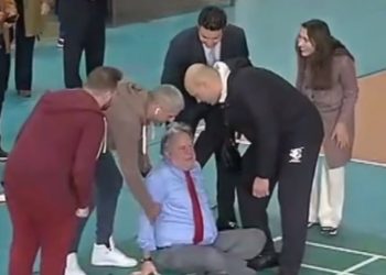 Κατρούγκαλος: Πήγε να παίξει  μπάντμιντον και έφαγε τούμπα![video]