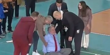 Κατρούγκαλος: Πήγε να παίξει  μπάντμιντον και έφαγε τούμπα![video]