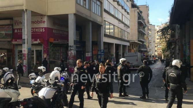 Άγριο Έγκλημα! Αλλοδαποί τον ΕΣΦΑΞΑΝ στο Κέντρο της Αθήνας[Σκληρές Εικόνες]