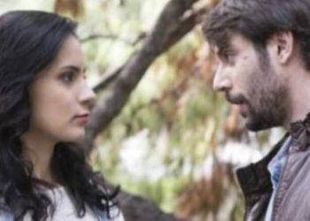 Το Καφέ της Χαράς: Αυτός είναι ο σέξι παπάς που θα σκανδαλίσει το Κολοκοτρωνίτσι