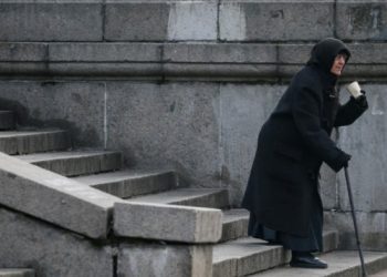 Βουλευτής είπε σε συνταξιούχο να πουλήσει το σκύλο της για να πληρώσει τους λογαριασμού της