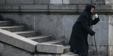 Alldaynews.gr Βουλευτής είπε σε συνταξιούχο να πουλήσει το σκύλο της για να πληρώσει τους λογαριασμού της