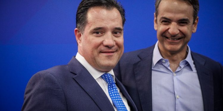 Η Γκάφα του Μητσοτάκη-Υποκλίθηκε (κατά λάθος) στον Άδωνι!![video]