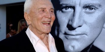 Alldaynews.gr Kirk Douglas: Πέθανε σε ηλικία 103 ετών ο θρύλος του Χόλιγουντ