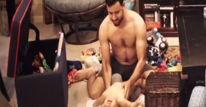 Μητέρα έβαλε κρυφή κάμερα για να δει τι κάνει ο 30χρονος πατέρας με τον γιο του…Τρελάθηκε με αυτό που είδε!