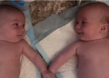 Η στιγμή που τα δίδυμα μωρά τεσσάρων μηνών αναγνωρίζουν το ένα το άλλο[video]