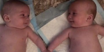 Η στιγμή που τα δίδυμα μωρά τεσσάρων μηνών αναγνωρίζουν το ένα το άλλο[video]